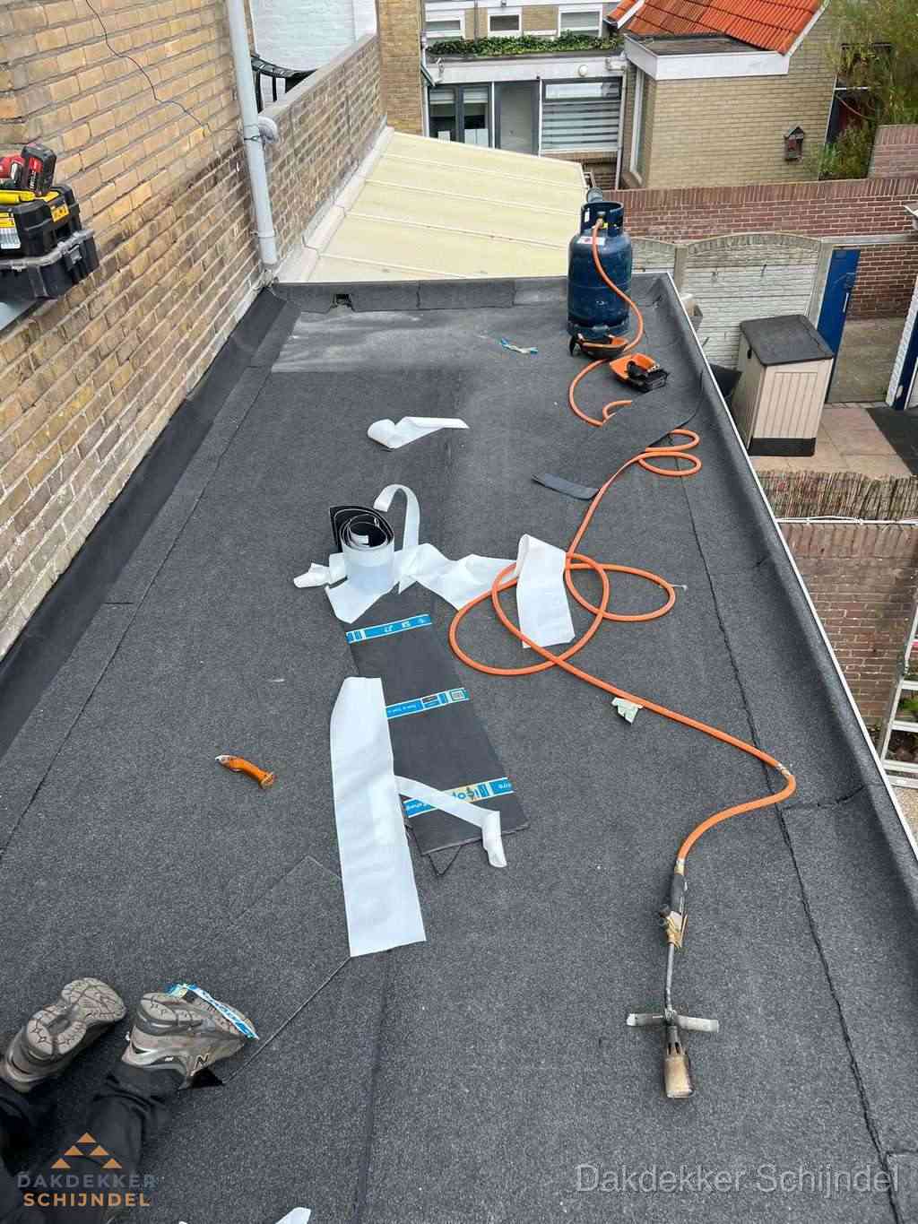 Dakdekker brengt EPDM dakbedekking aan op plat dak in Schijndel Dakdekker brengt EPDM dakbedekking aan op plat dak in Schijndel