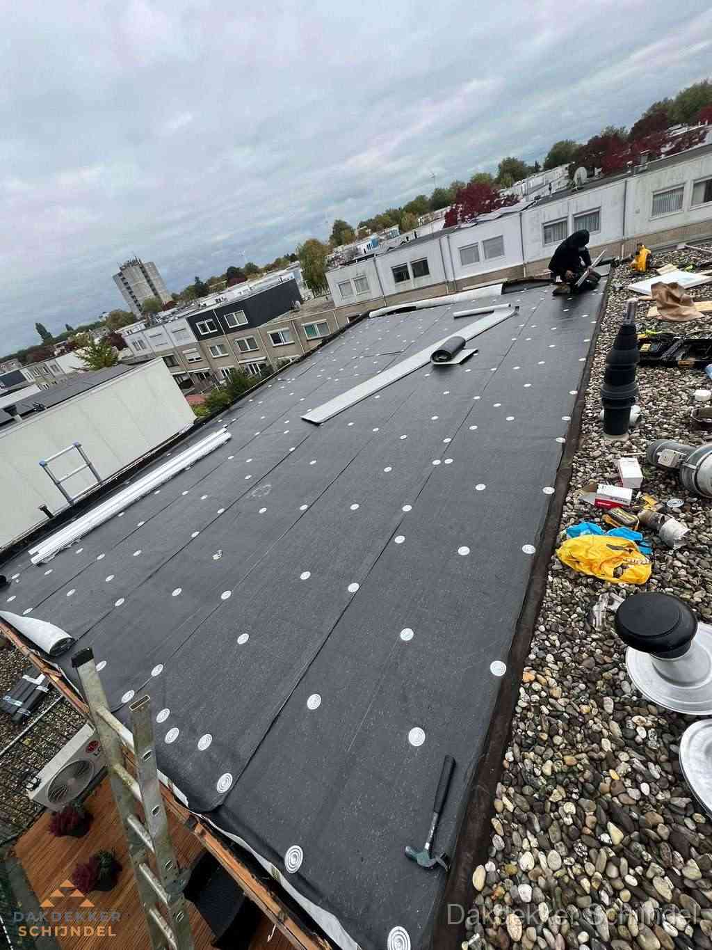 Dakleer vervangen op groot plat dak door dakdekker in Schijndel Dakleer vervangen op groot plat dak door dakdekker in Schijndel