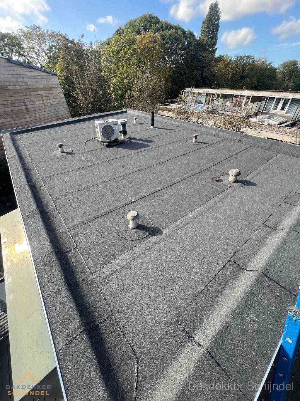 Plat dak met bitumen en brandgereedschap van dakdekkersbedrijf in Schijndel Plat dak met bitumen en brandgereedschap van dakdekkersbedrijf in Schijndel